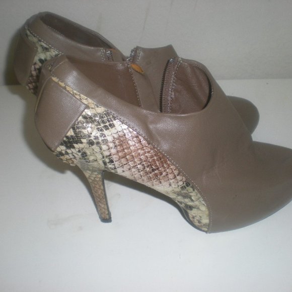 DOLLHOUSE Brand Pumps Heels Size 9